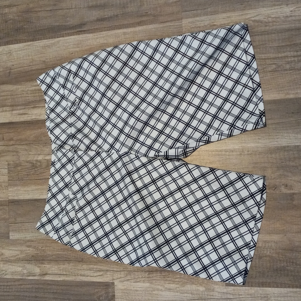 Tail golf shorts Size 6 color white and black